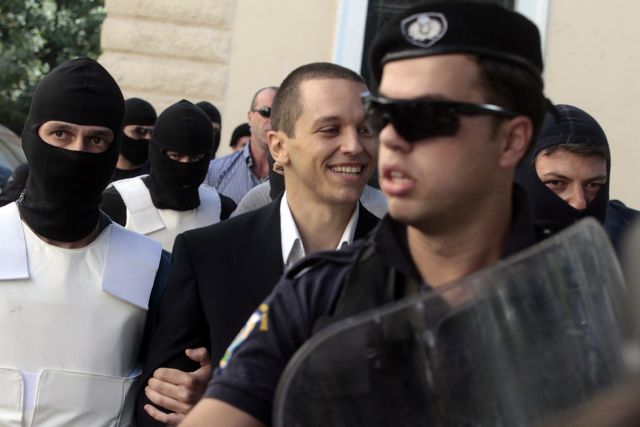 Detained Golden Dawn MP Kasidiaris taken to Parliament