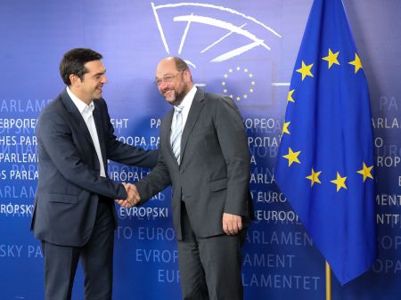 Σουλτς προς Τσίπρα: «Πρόκειται για ιστορική νίκη»