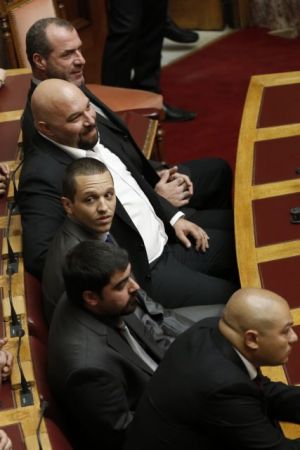 Εκλογικό θρίλερ με τη Χρυσή Αυγή