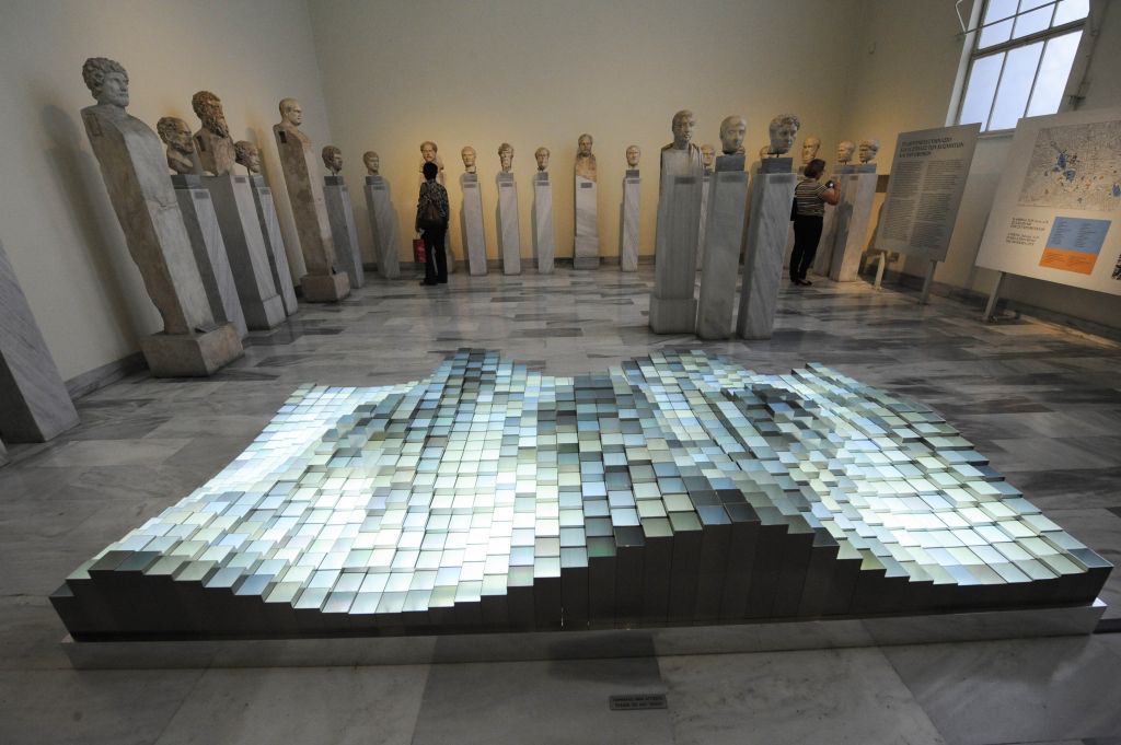 Πενήντα επτά σύγχρονα έργα εκτίθενται στη σκιά των αγαλμάτων