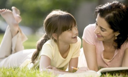 Eurostat: Οι μισές μητέρες στην Ελλάδα είχαν ένα παιδί, το 2013