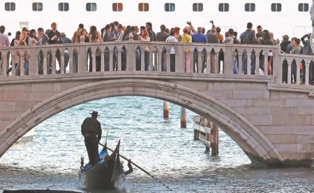 Οι ορδές τουριστών απειλούν την Ευρώπη των πολιτισμών
