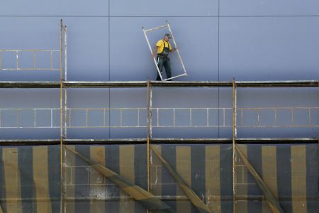 Financial Times: Η Ελλάδα ανακάμπτει αλλά υπάρχουν ακόμη εμπόδια