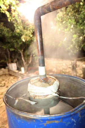 Ποτοποιοί: Ζητούν την πάταξη του λαθρεμπορίου τσίπουρου