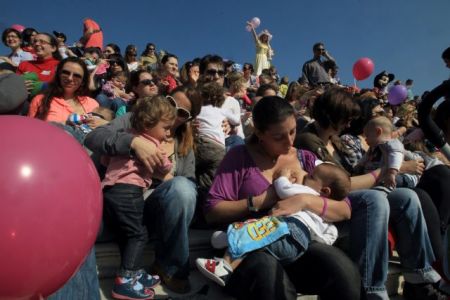 Ανοίγουν δημόσιοι χώροι για θηλασμό