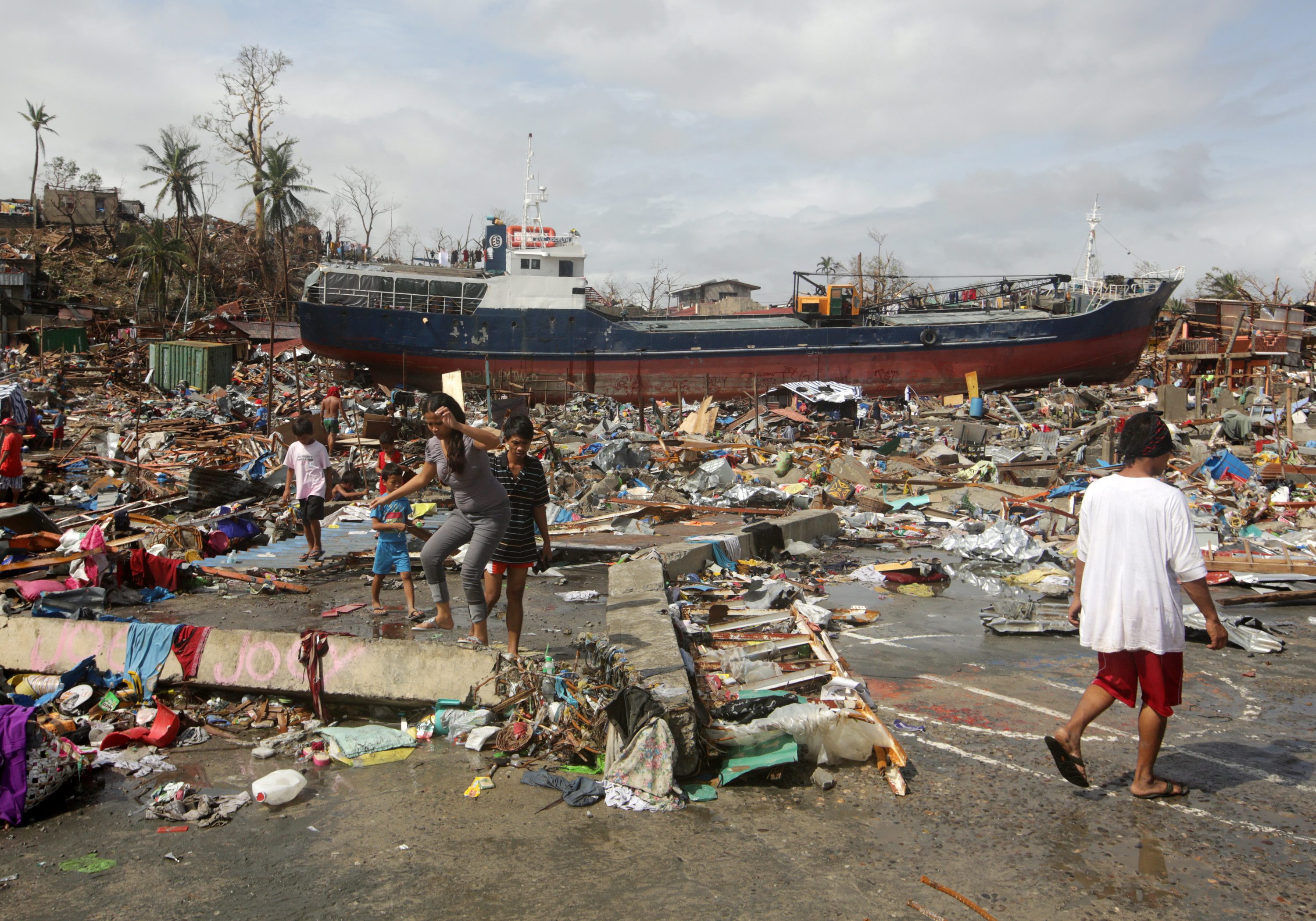 Φιλιππίνες: Πάνω από 10.000 οι νεκροί από τον τυφώνα – γίγαντα