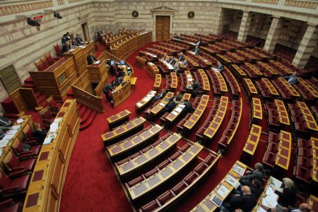Βουλή: Κατατέθηκε πολυνομοσχέδιο για αναβολές κατάταξης και εθελούσια σε ΕΑΣ