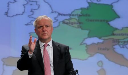 Ο Ολι Ρεν κρατά ισορροπίες και «καλύπτει» την τρόικα