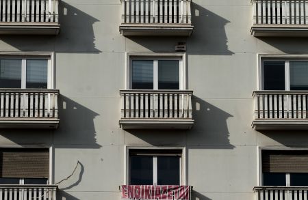 Θεοχάρης: Δεν θα γίνουν κατασχέσεις σπιτιών σε τρεις μήνες