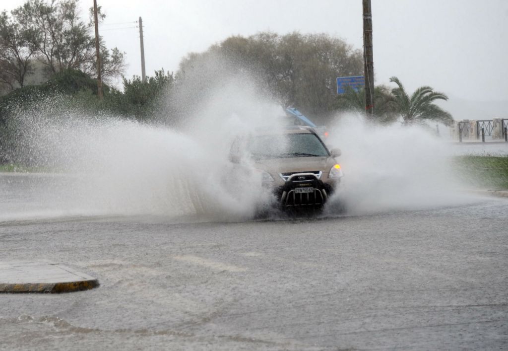Βροχές και καταιγίδες και τη Δευτέρα στο μεγαλύτερο μέρος της χώρας