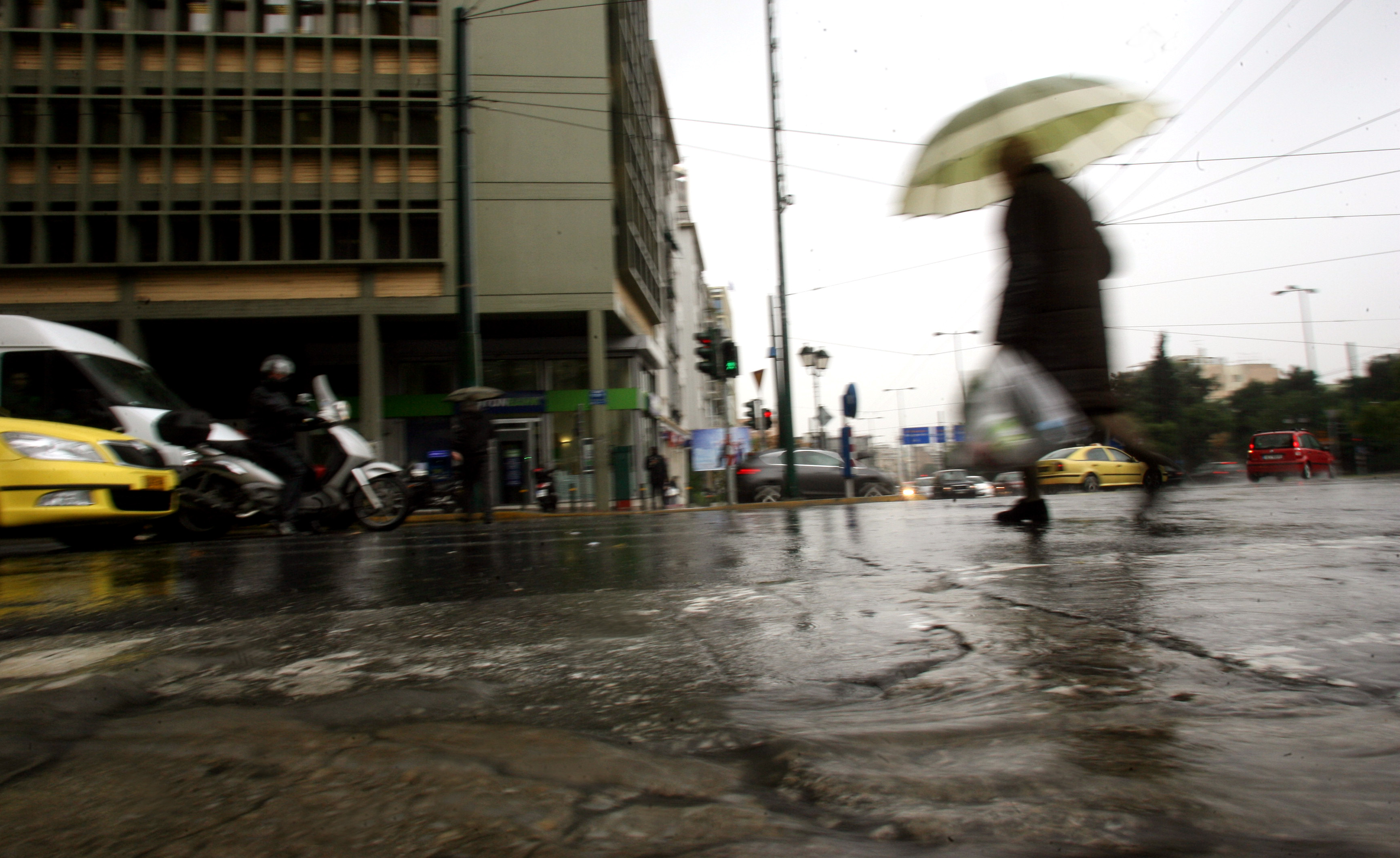 Ισχυρές βροχές και καταιγίδες σε όλη τη χώρα από την Τρίτη