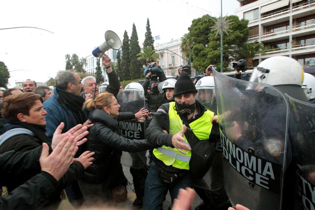 Protesters clash with police outside Ministry of Administrative Reform