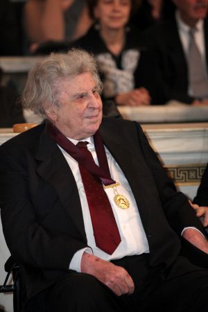 Σταθερή η κατάσταση υγείας του Μίκη Θεοδωράκη