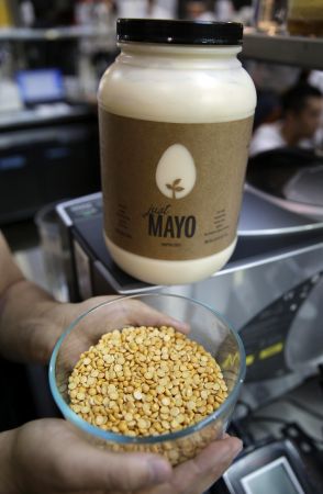 Unilever – Hampton: Πόλεμος γιατί έβαλαν μπιζέλι αντί για αβγό στη μαγιονέζα