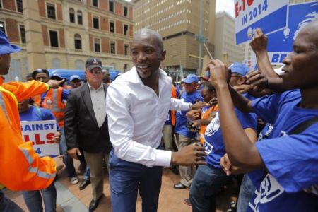 N.Aφρική: Οι λευκοί που ήταν κατά του Απαρτχάιντ αποκτούν μαύρο ηγέτη