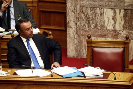 Κατά πλειοψηφία στην αρμόδια επιτροπή το Μεσοπρόθεσμο 2015-2018