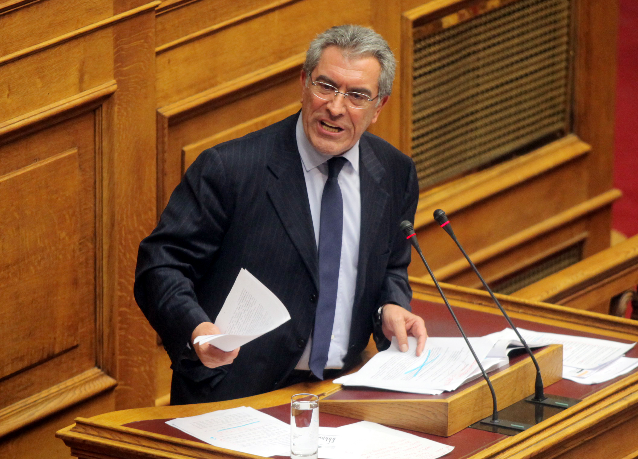 Βουλή: Εισήγηση άρσης ασυλίας του Β. Καπερνάρου