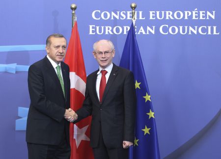 Σε βαρύ κλίμα ξεκίνησαν οι επαφές Ερντογάν στις Βρυξέλλες