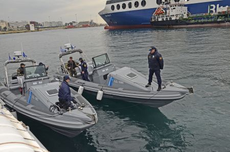 Τέσσερα φουσκωτά για παραμεθόρια νησιά παρέλαβε το Λιμενικό