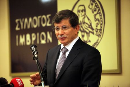 Τον Νταβούτογλου «δείχνει» ο Γκιουλ για τη θέση του πρωθυπουργού