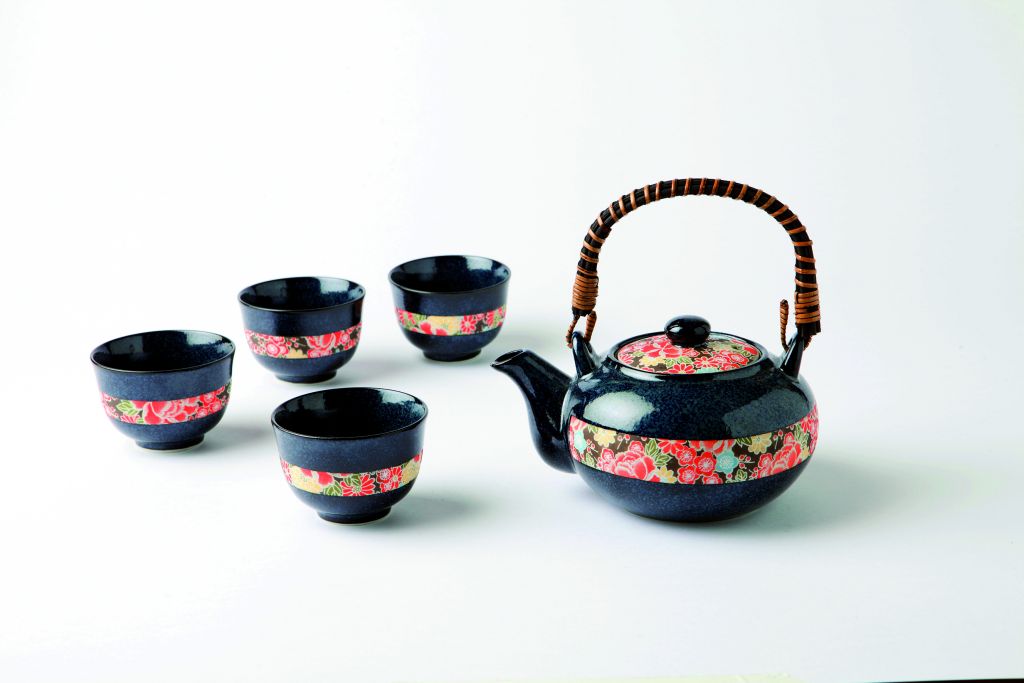 Πορσελάνινη τσαγιέρα και κούπες