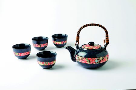 Πορσελάνινη τσαγιέρα και κούπες