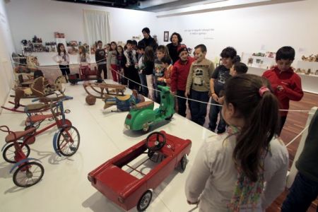 Τα παιδία παίΖΕΙ