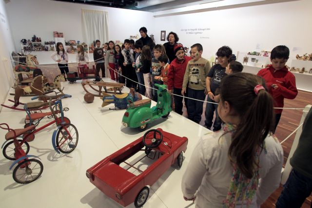 Τα παιδία παίΖΕΙ