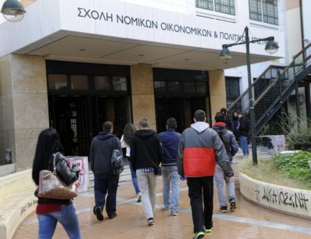 Νομική Αθηνών: «Ασφυκτιά» από τις υπέρογκες μετεγγραφές