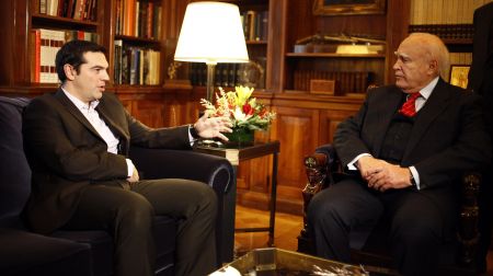 Πρωτοβουλία για τις απολύσεις ζήτησε ο Αλ. Τσίπρας από τον Κ. Παπούλια