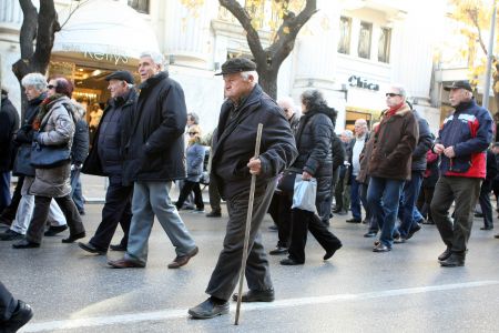 Σε λιγότερους τα επιδόματα πρόνοιας από την Πρωτοχρονιά