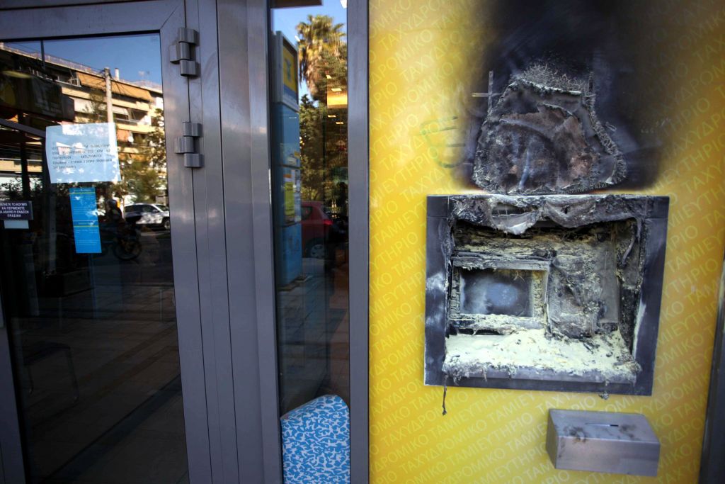 Εμπρησμοί σε επτά ΑΤΜ τραπεζών τα ξημερώματα στην Αττική