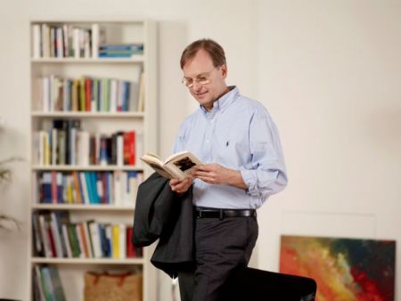 Τόμας Ράχελ: H εκπαίδευση μπορεί να δώσει προοπτική στους νέους