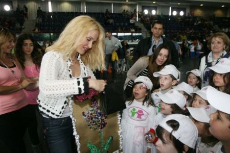 Στήριξη ιδρυμάτων από τη «Γραμμή με Αγάπη»