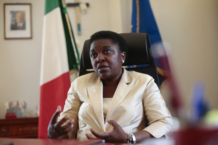 Η εφημερίδα της ξενοφοβικής Λέγκας του Βορρά στοχεύει τη Σεσίλ Κιέντζ