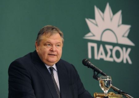 Ευ.Βενιζέλος: Το ΠαΣοΚ δεν κρύβεται, δεν διαλύεται, δεν υποστέλει τη σημαία