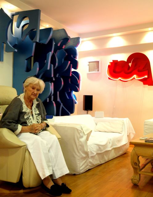 Χρύσα (1933-2013): Τα γιορτινά φώτα της Τάιμς Σκουέαρ χαμηλώνουν