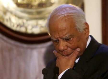 Κάιρο: Αιφνιδιαστική παραίτηση της αιγυπτιακής κυβέρνησης