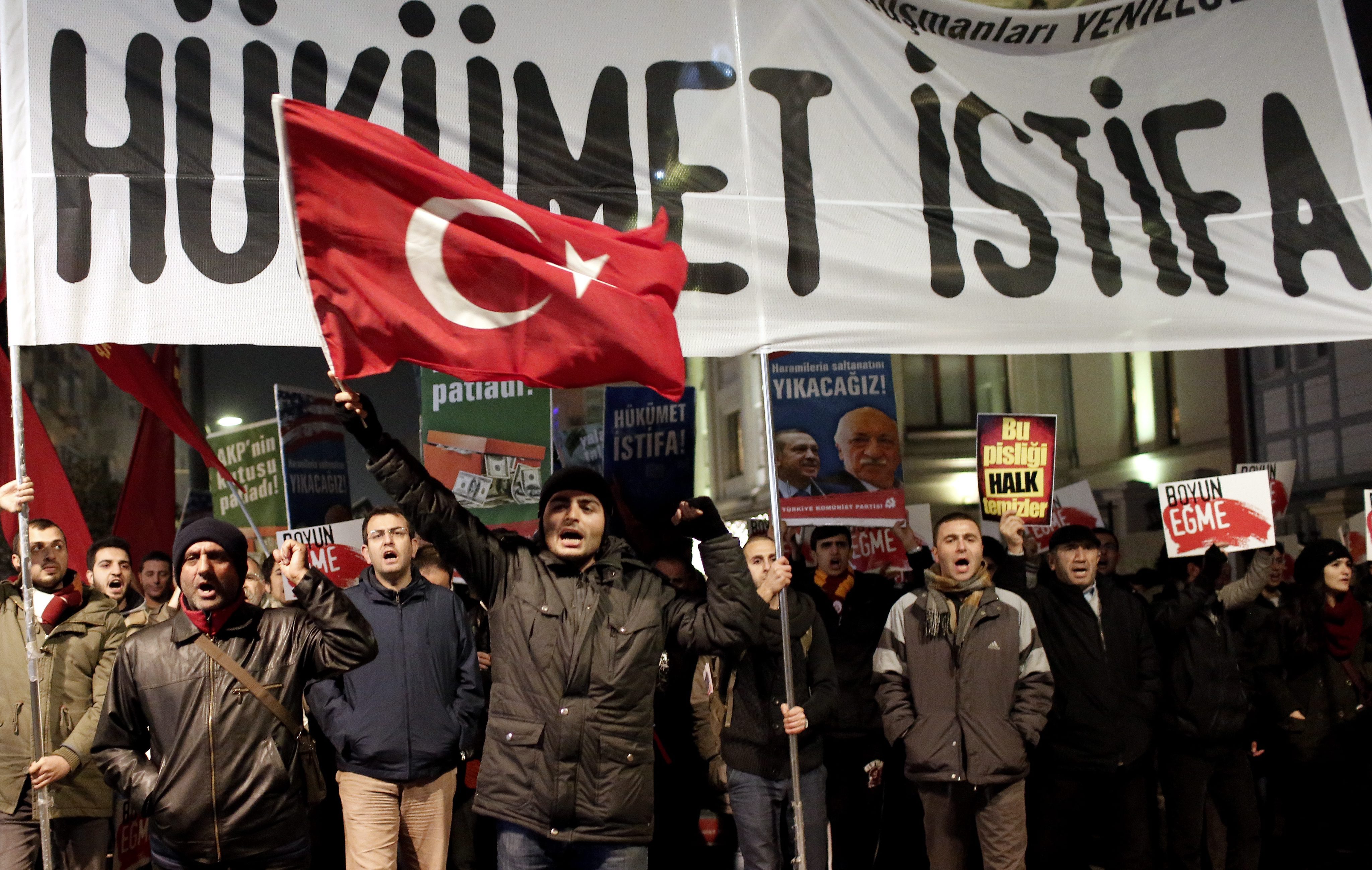 Δύο άρθρα στη Χουριέτ για την κατάσταση στην Τουρκία