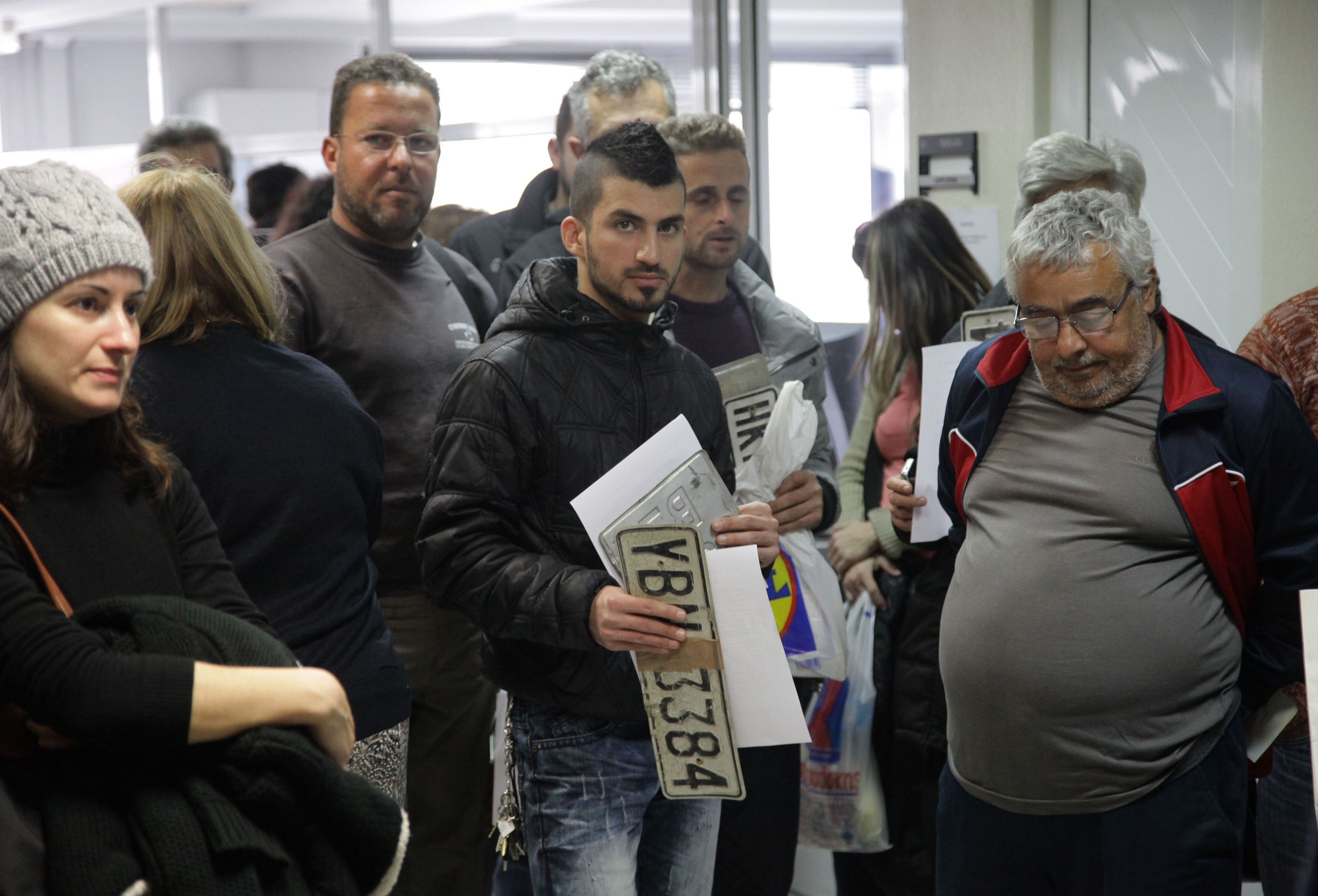 Το Δημόσιο εισέπραξε 1,081 δισ. ευρώ από τα τέλη κυκλοφορίας του 2014