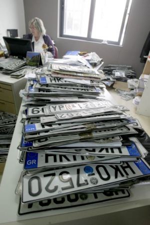 Μποτιλιάρισμα στις Εφορίες για την κατάθεση πινακίδων ΙΧ