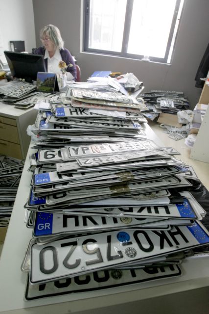 Μποτιλιάρισμα στις Εφορίες για την κατάθεση πινακίδων ΙΧ