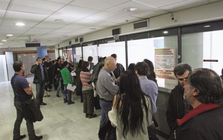 Οι φόροι χτυπούν (πάλι) εισοδήματα και ακίνητα