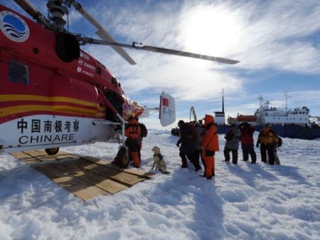 Παγιδεύτηκε στους πάγους και ο κινεζικός «Δράκος του Χιονιού»!