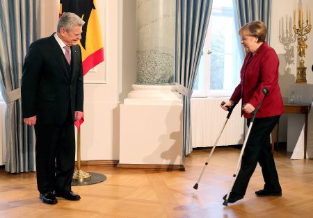 Με τις πατερίτσες η Μέρκελ στην πρωτοχρονιάτικη ανταλλαγή ευχών