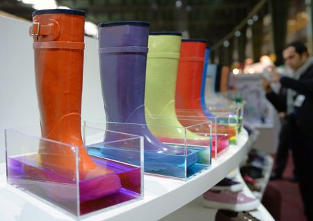 Ρωσία: Γυναίκα χάρισε κατά λάθος 6.500 δολάρια μαζί με μπότες