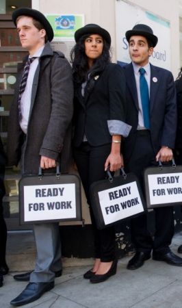 Οι Ελληνες φεύγουν στο εξωτερικό για εργασία