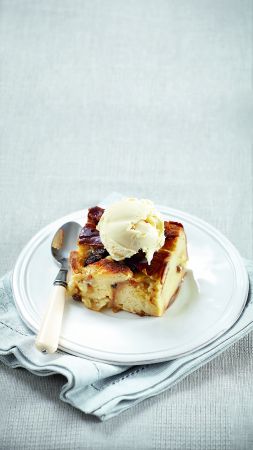 Πουτίγκα με τσουρέκι, λευκή σοκολάτα, σταφίδες και ρούμι