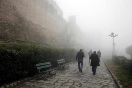 Σε πυκνή ομίχλη βρίσκεται η Θεσσαλονίκη από τα ξημερώματα