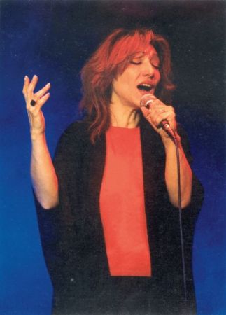 H ροκ Ελένη Βιτάλη σε λαϊκά τραγούδια